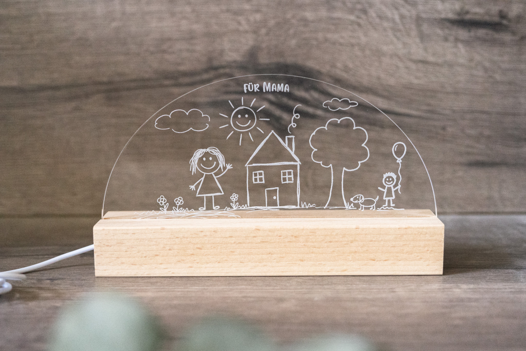 Personalisierte LED-Tischlampe mit gravierter Kinderzeichnung und Schriftzug „Für Mama" auf Acrylglas und Holzsockel, warmweißes Licht